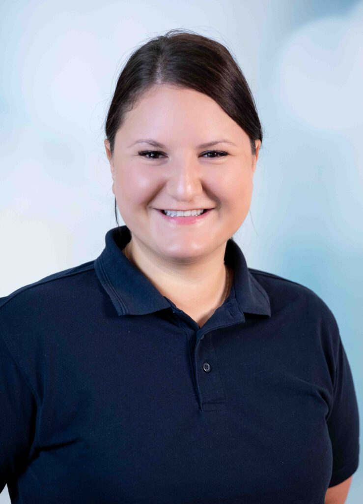 Portrait von Dr. Lena‑Sophie Zeise aus dem Behandlungsteam der Zahnarztpraxis Zahnärzte am Schönen Turm